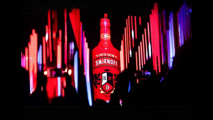 Caso de éxito de Smirnoff: Desarrollamos la cobertura audiovisual de una gira nacional, generando contenido para distintos formatos y múltiples sedes de forma simultánea. 

Cinco eventos. Seis aftermovies. Una escalada de confianza que arrancó con Karol G y terminó cubriendo tres festivales simultáneos.